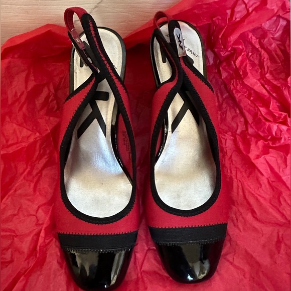 Anne Klein 8.5M Red and Black Wedge - Picture 6 of 11